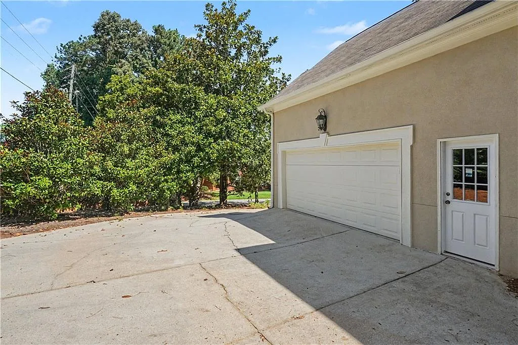 4 bed, 3.5 bath, 2434 sqft, $2,900 — Photo 3