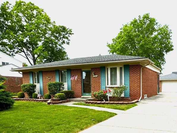 23528 W Fairway Dr, Woodhaven, MI 48183
