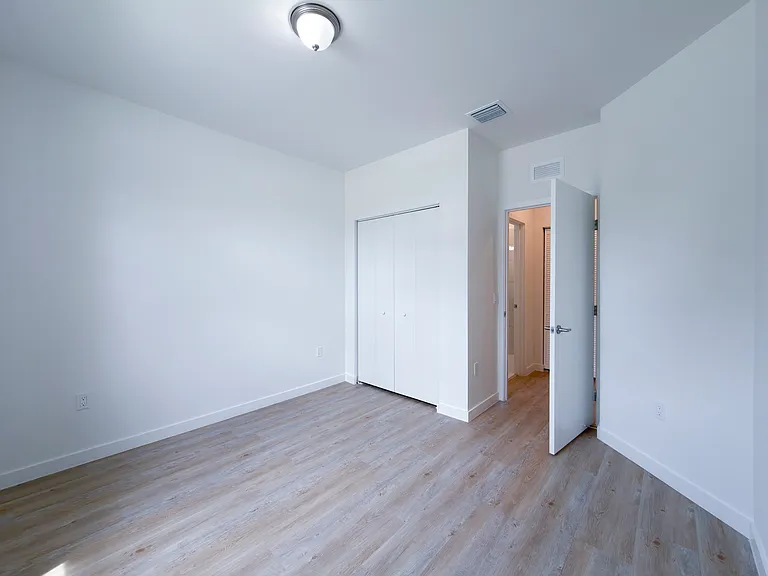 142 NW 10th Pl — Photo 12