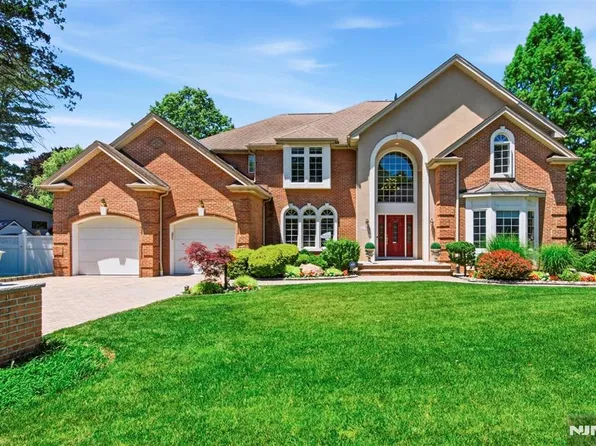18 Henmar Dr, Closter, NJ 07624