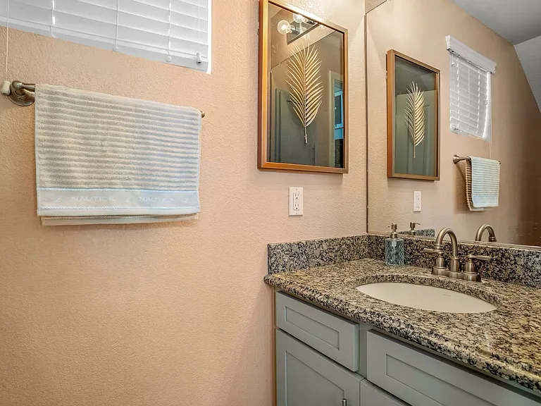 40 W Sarah Ln — Photo 20