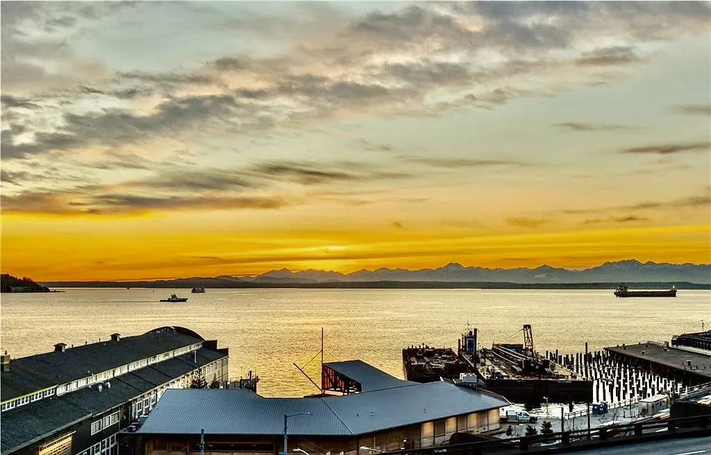 Hillclimb Court - 2 bed 2 bath waterfront condominium - 2 bedrooms + den — Photo 3