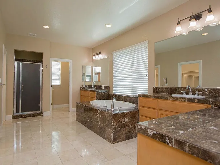 2168 Mornington Ln — Photo 10
