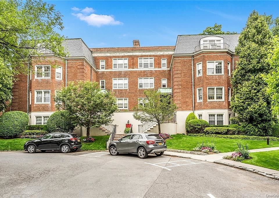 1st image of 4 Chateaux Cir APT 4L
