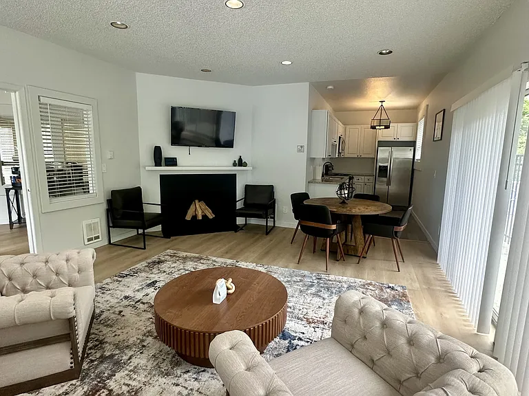 Sunset Park Apartments — Photo 17