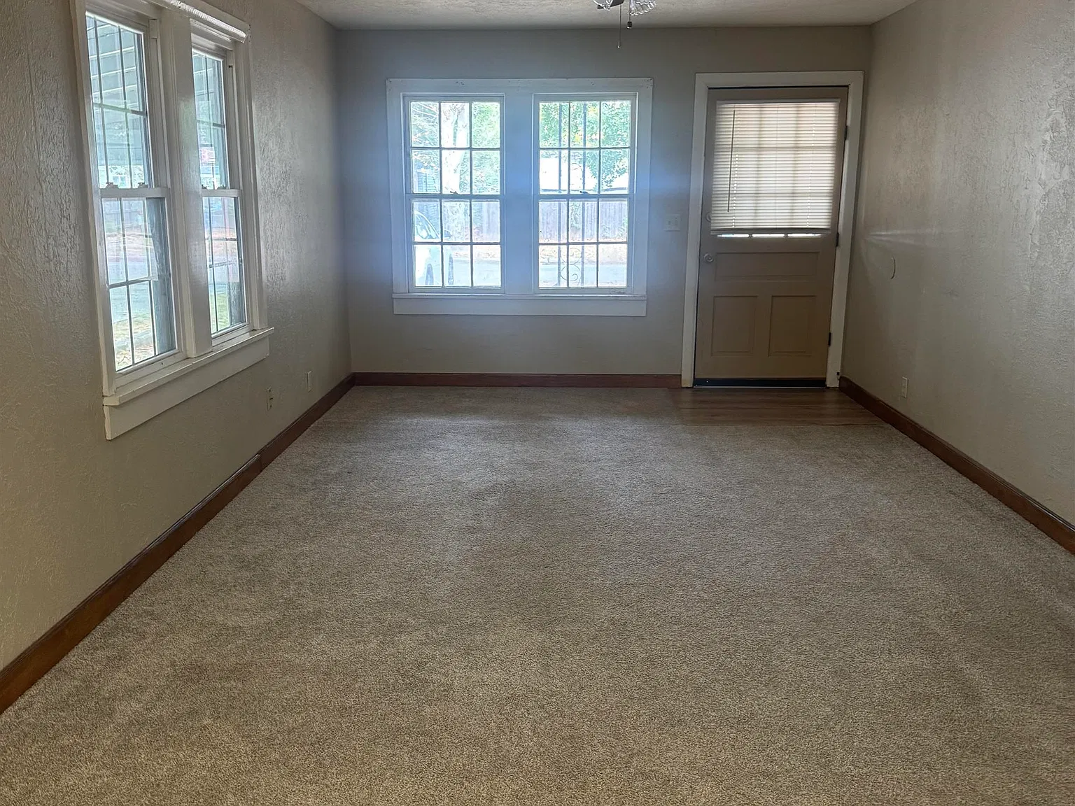 2 bed, 1.0 bath, 1142 sqft, $850 — Photo 2