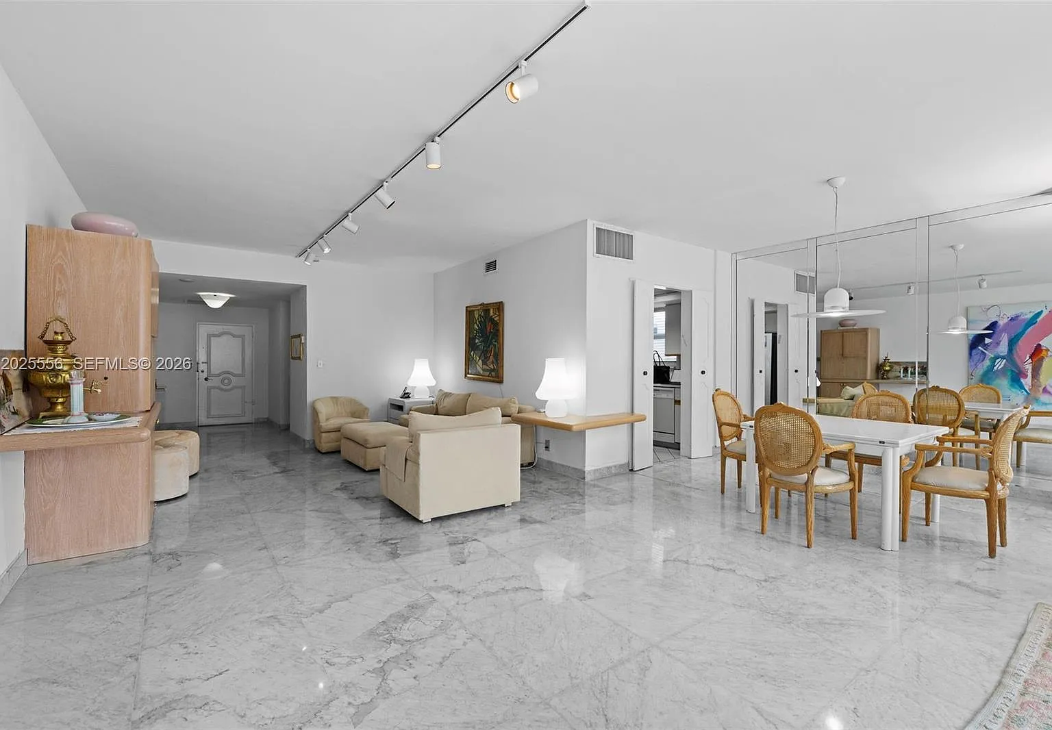 The Executive Condo — Photo 4