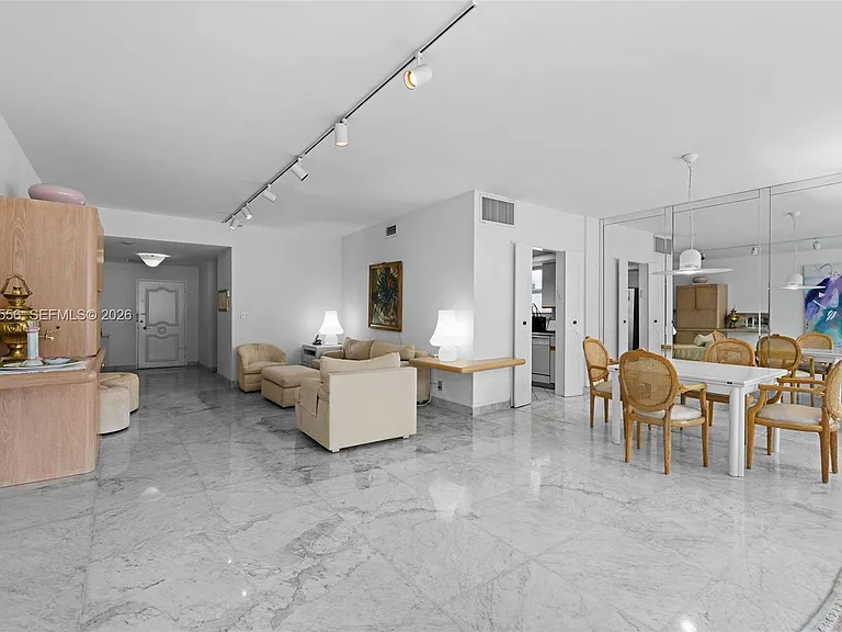 4925 Collins Ave #1A — Photo 4