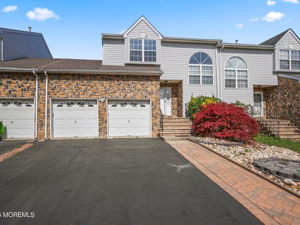 17 Kingfisher Ct, Marlboro, NJ 07746