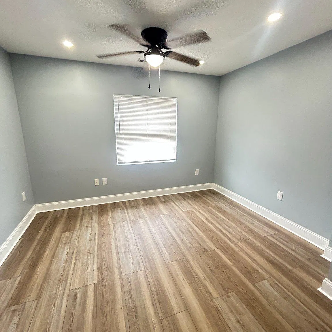3 bed, 2.0 bath, 3956 sqft, $2,800 — Photo 3