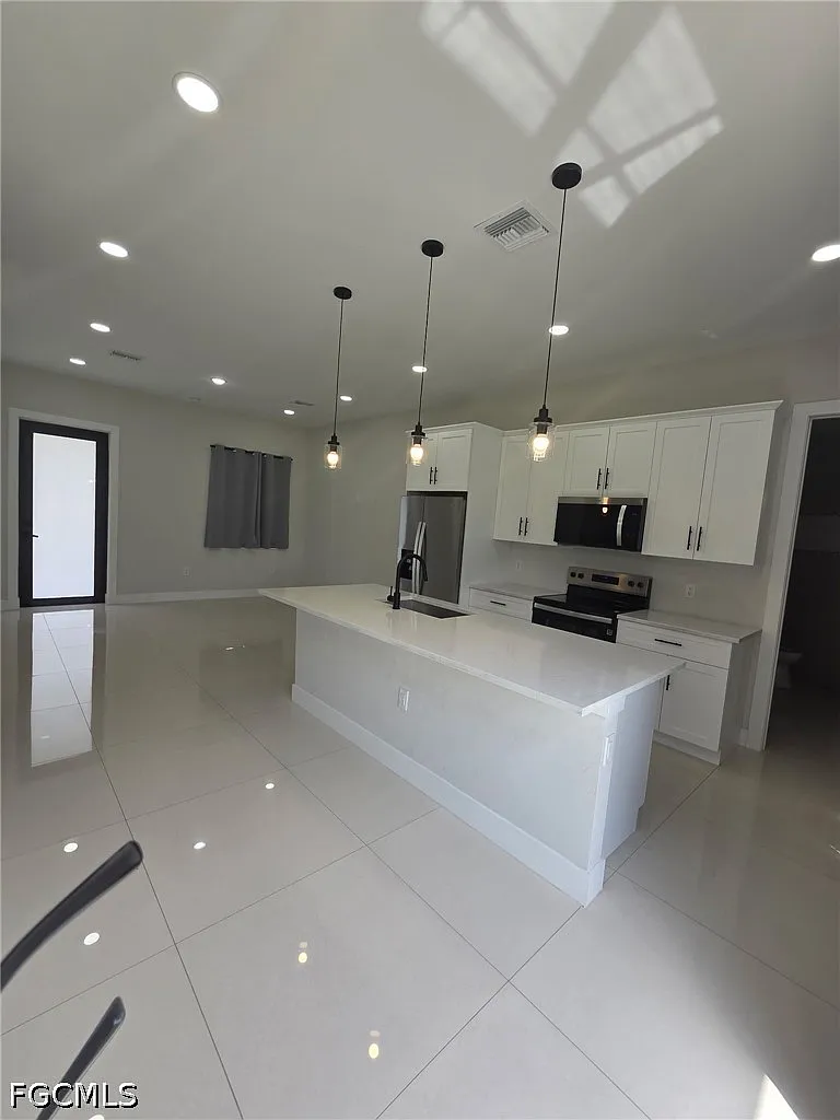 3 bed, 3.0 bath, 1061 sqft, $1,800 — Photo 3