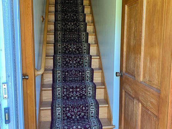 Front Stairway to 2nd flr