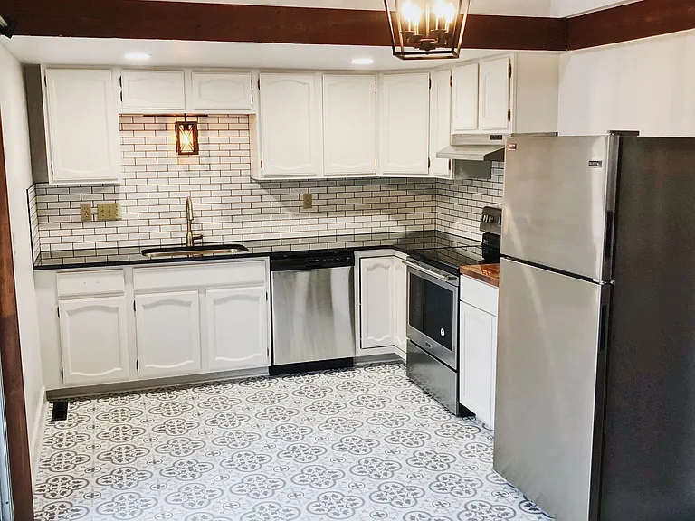 429 W Randle Mnr — Photo 3