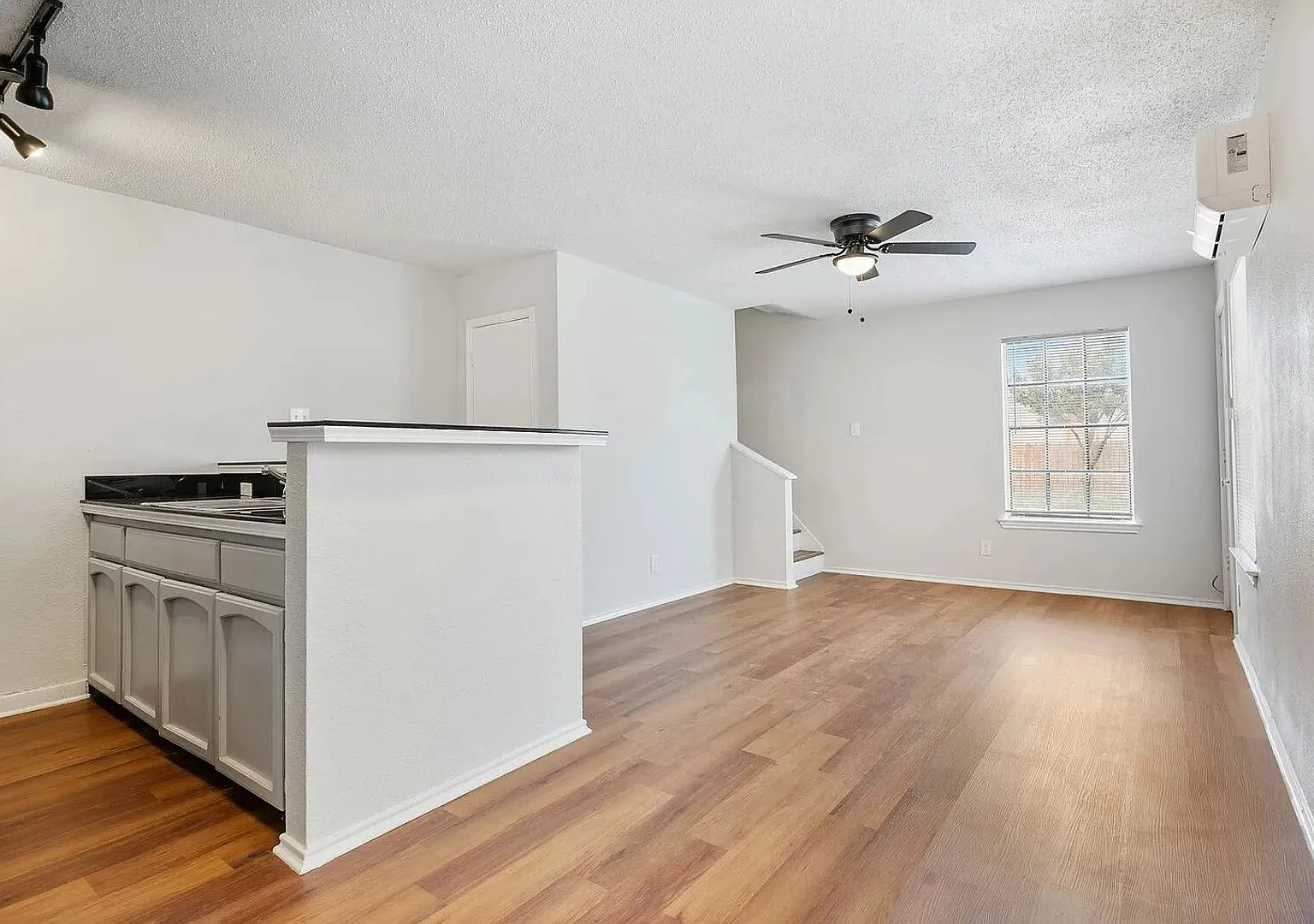 Renovated Townhome in Englewood — Photo 3