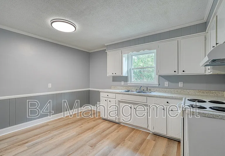 835 Archer Rd — Photo 4