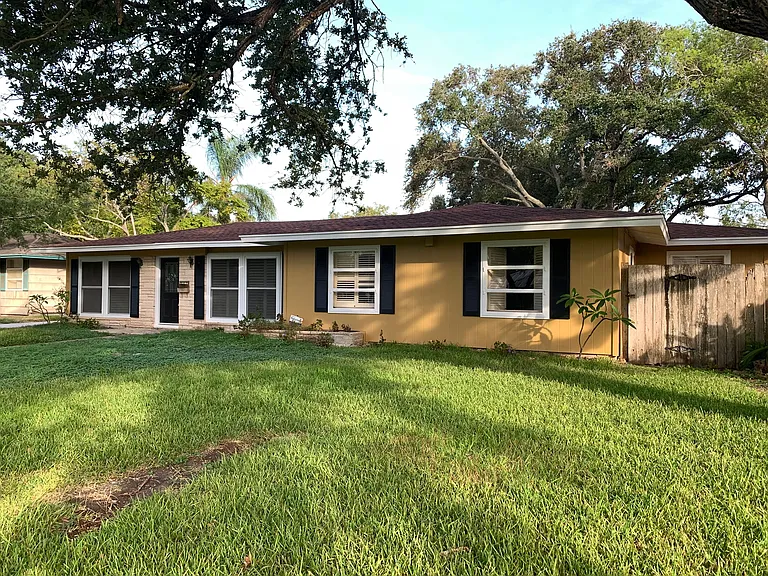 324 Pasadena Pl — Photo 1