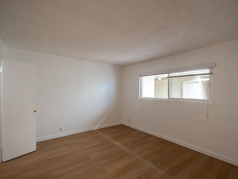 12241 Burbank Blvd — Photo 11
