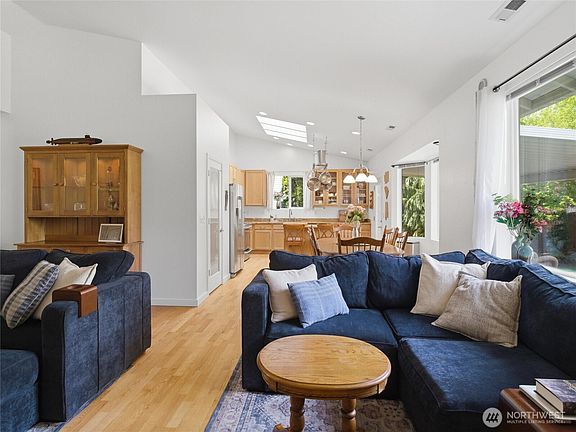5th image of 21013 111th Avenue Ct E