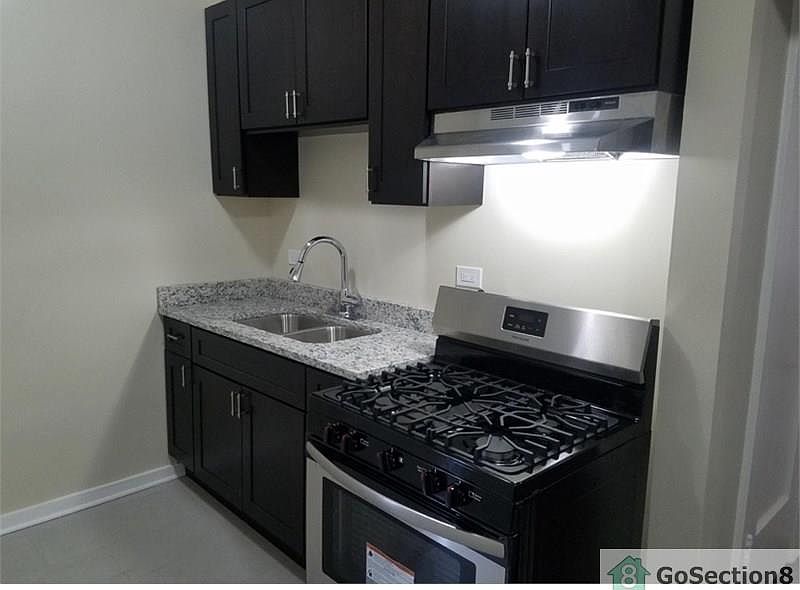1st image of 5174 S King Dr APT 3