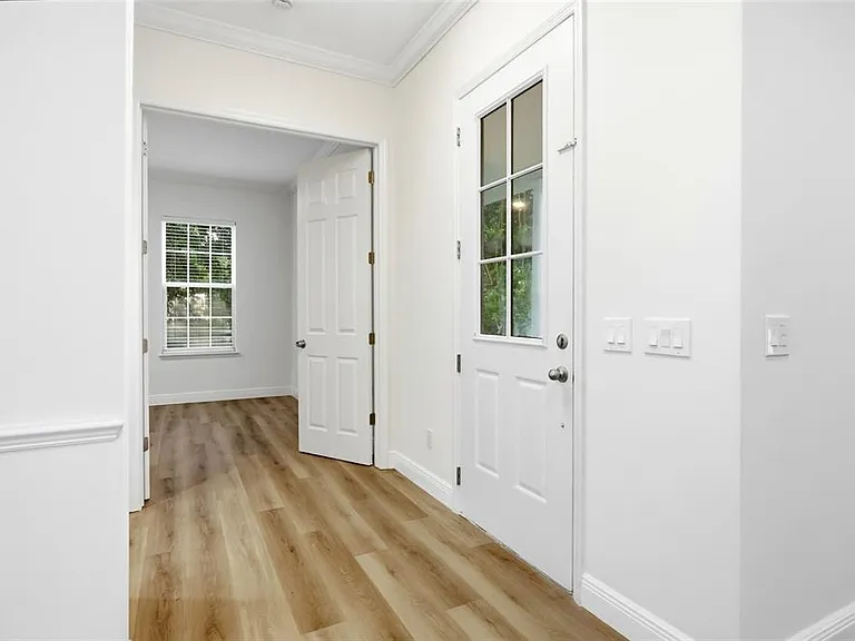 912 Waterside Dr — Photo 3
