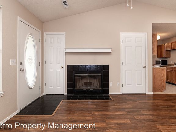 5th image of 15 Brookhollow Pl