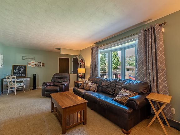 3rd image of 1917 Clover Ln