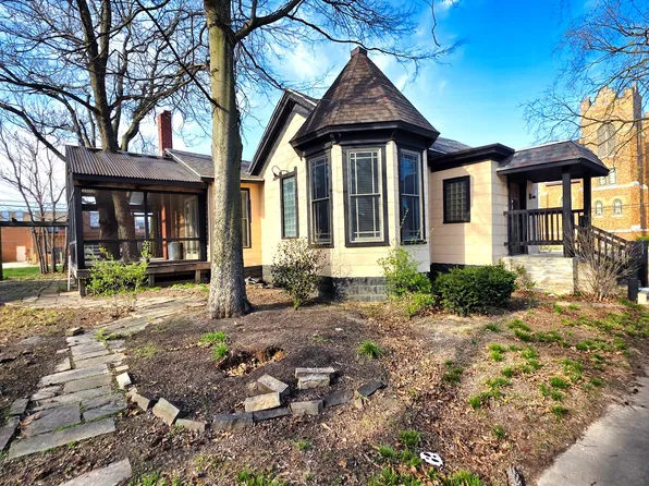 102 W 3rd St, Flora, IL 62839