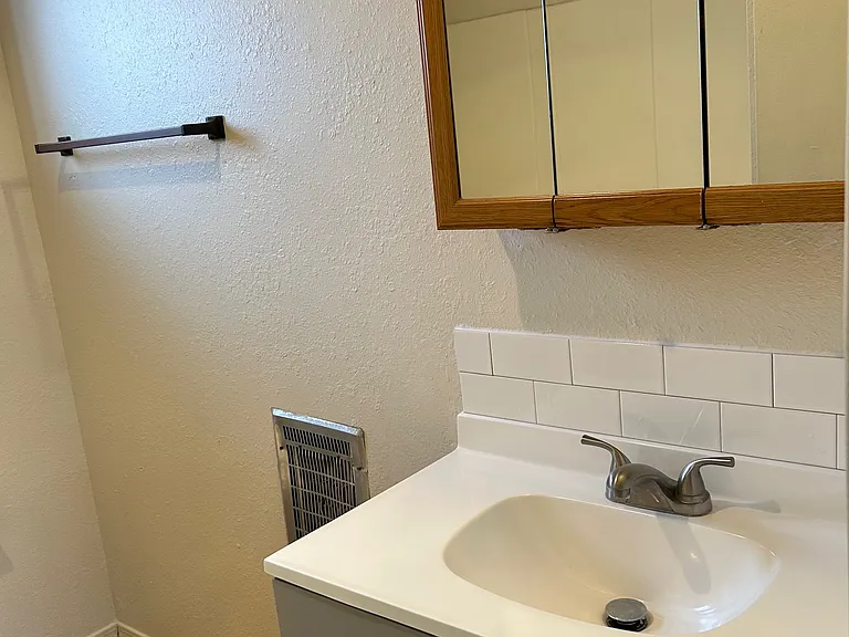 3512 Wellesley Dr NE #C — Photo 11