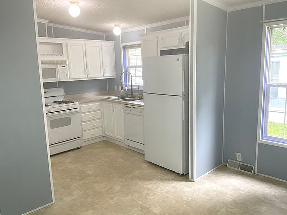3rd image of 406 Spruce Dr