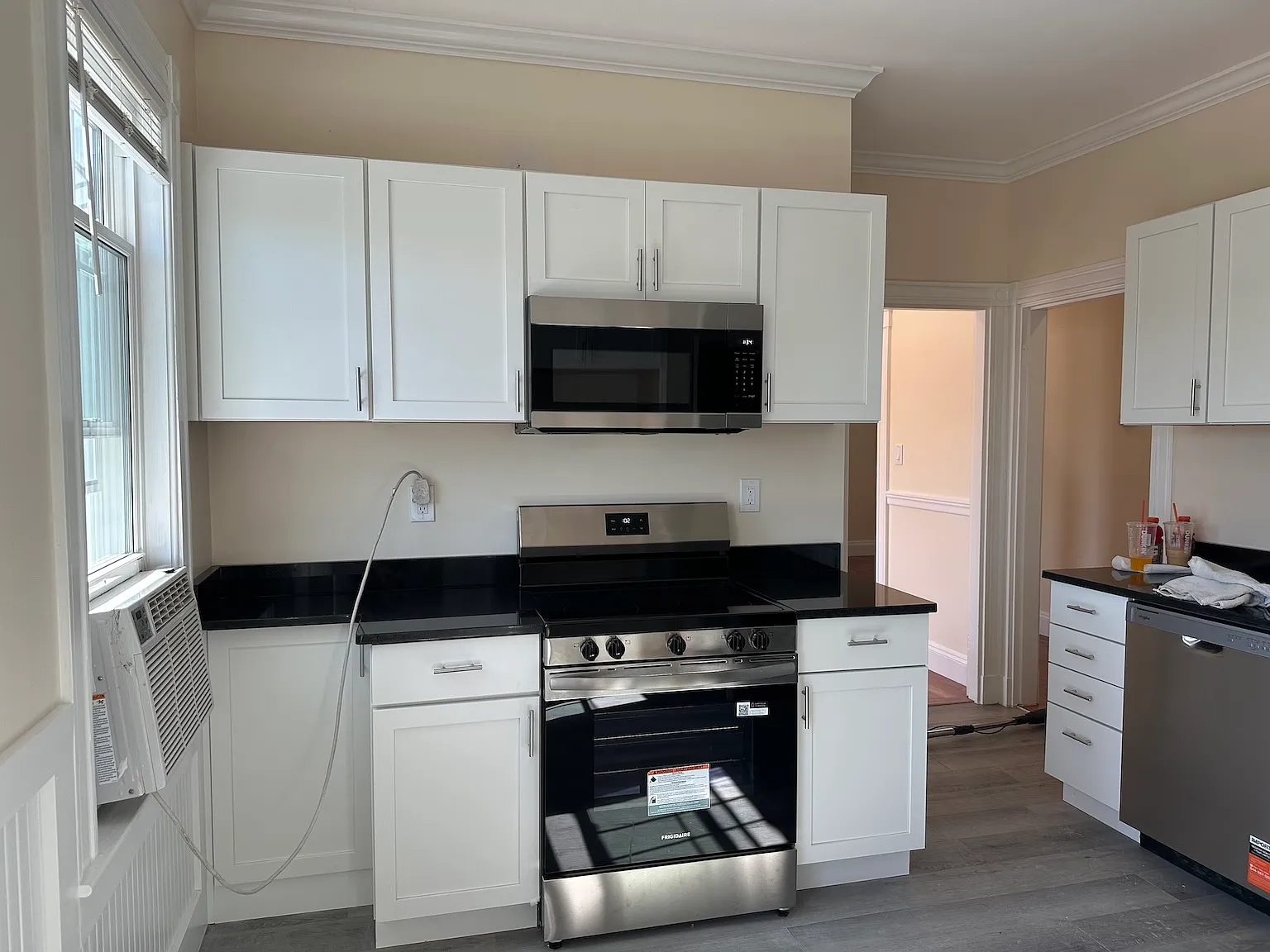 3 bed, 1.5 bath, 1300 sqft, $4,500 — Photo 2