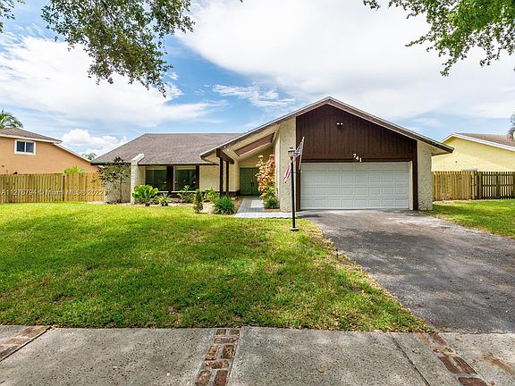 2nd image of 741 E Plantation Cir