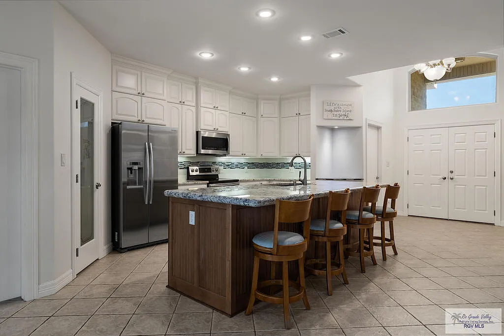 3 bed, 2.0 bath, 1940 sqft, $3,400 — Photo 3