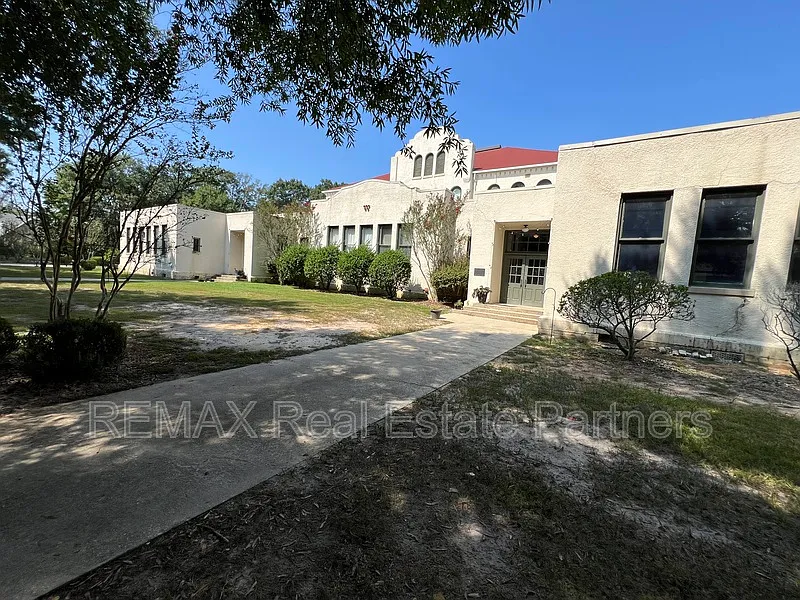 2 bed, 2.0 bath, 2000 sqft, $2,400 — Photo 2