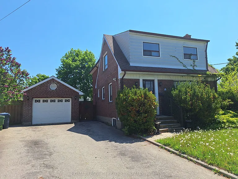 17 Compton Cres — Photo 1