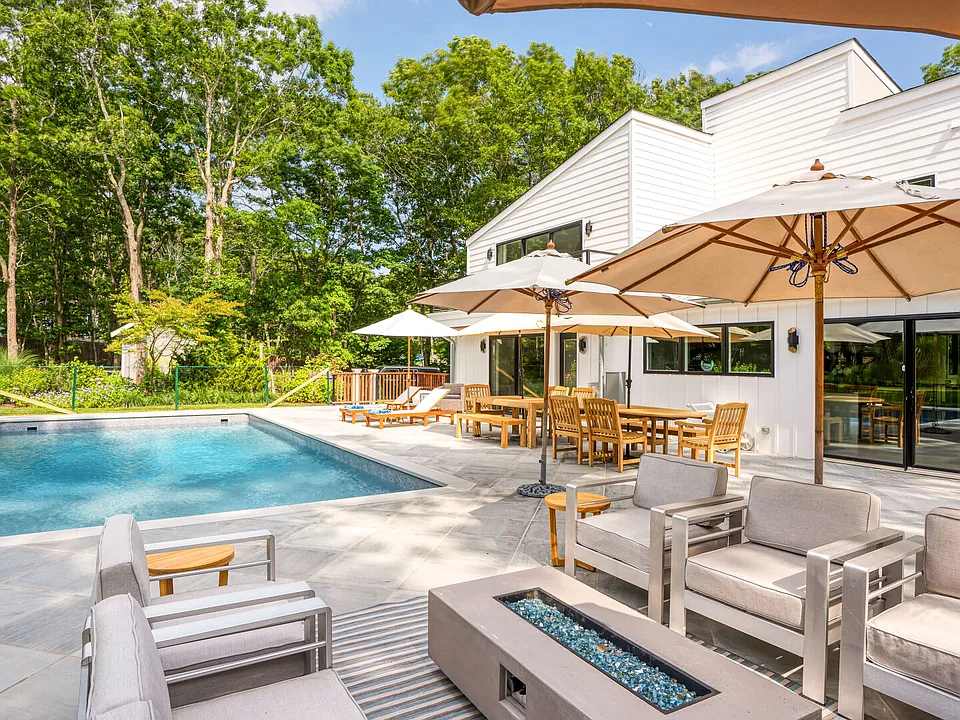 95 Peconic Hills Dr