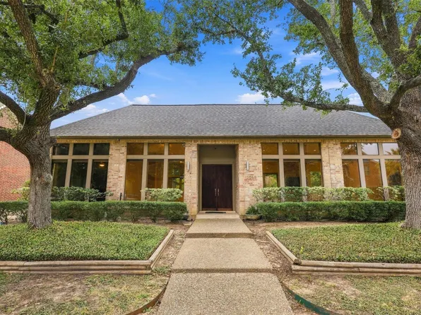12059 S Circle Dr, Houston, TX 77071