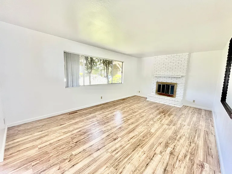 716 Muir Dr — Photo 2