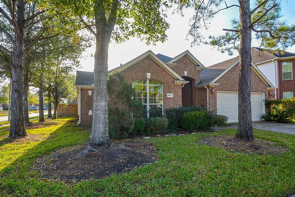 4 bed, 2345 sqft, $2,300 — Photo 4