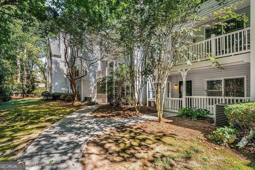 1 bed, 1.0 bath, 740 sqft, $1,300 — Photo 1