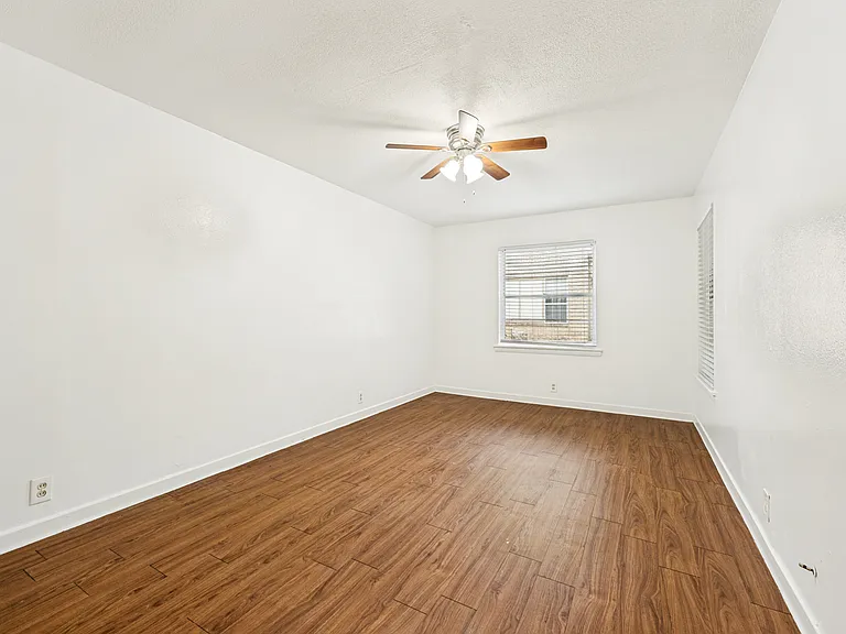517-523 S Travis St #3 — Photo 10
