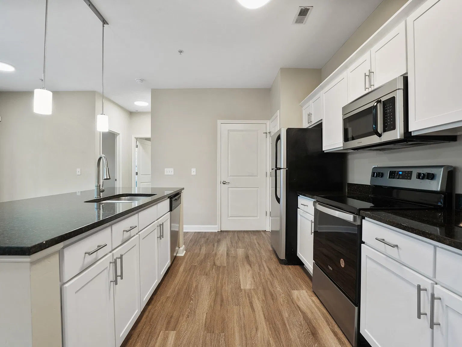 1 bed, 828 sqft, $1,360 — Photo 2