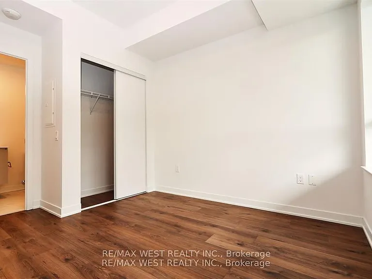 395 Dundas St W #822 — Photo 20