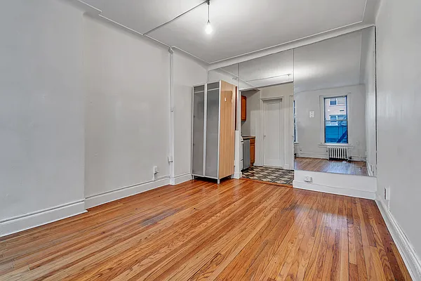 Rented by Avi Nash Associates | media 9