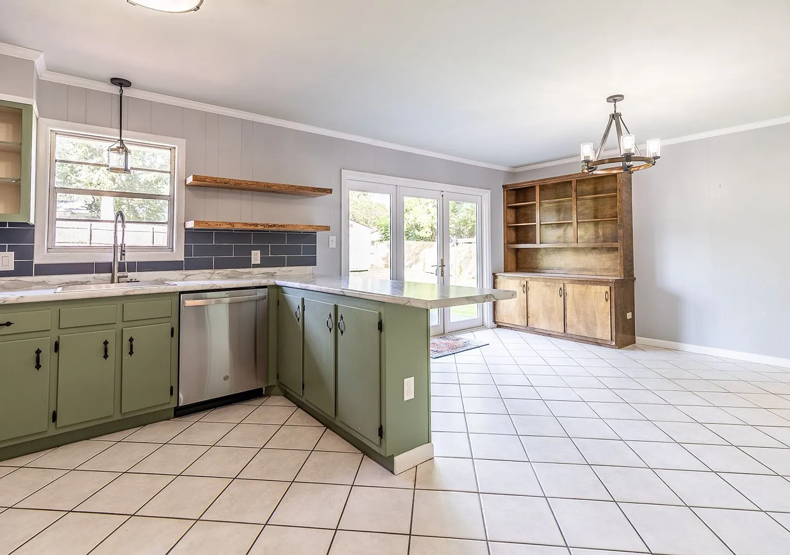 Spacious 4-Bedroom Home Near Downtown Fairhope — Photo 4