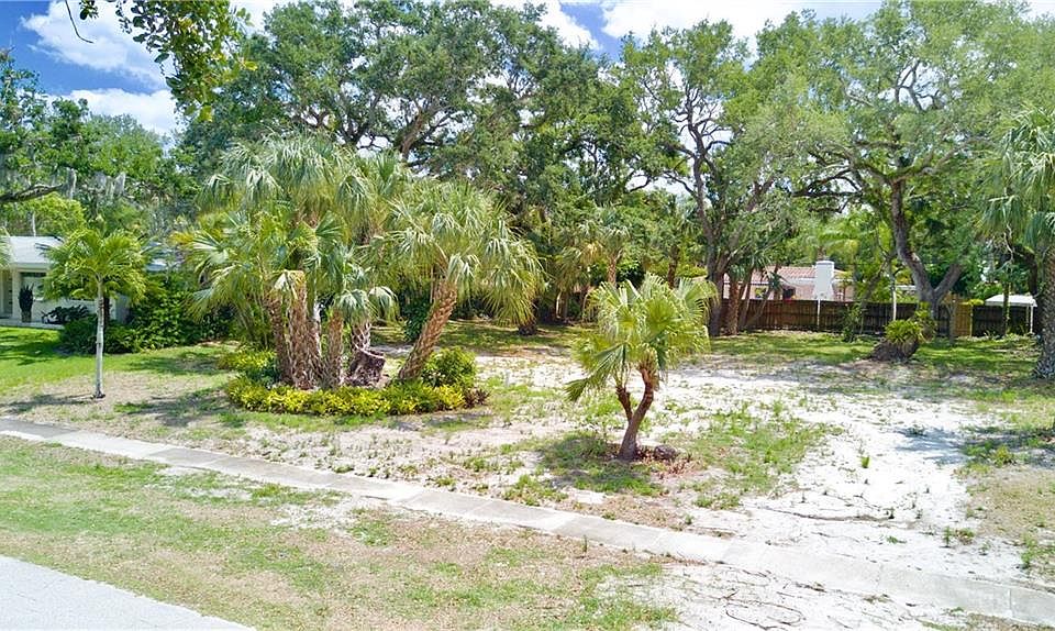 1st image of 550 Bougainvillea Ln
