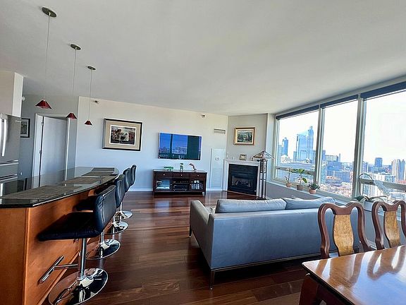 4th image of 33 W Ontario St APT 36EN