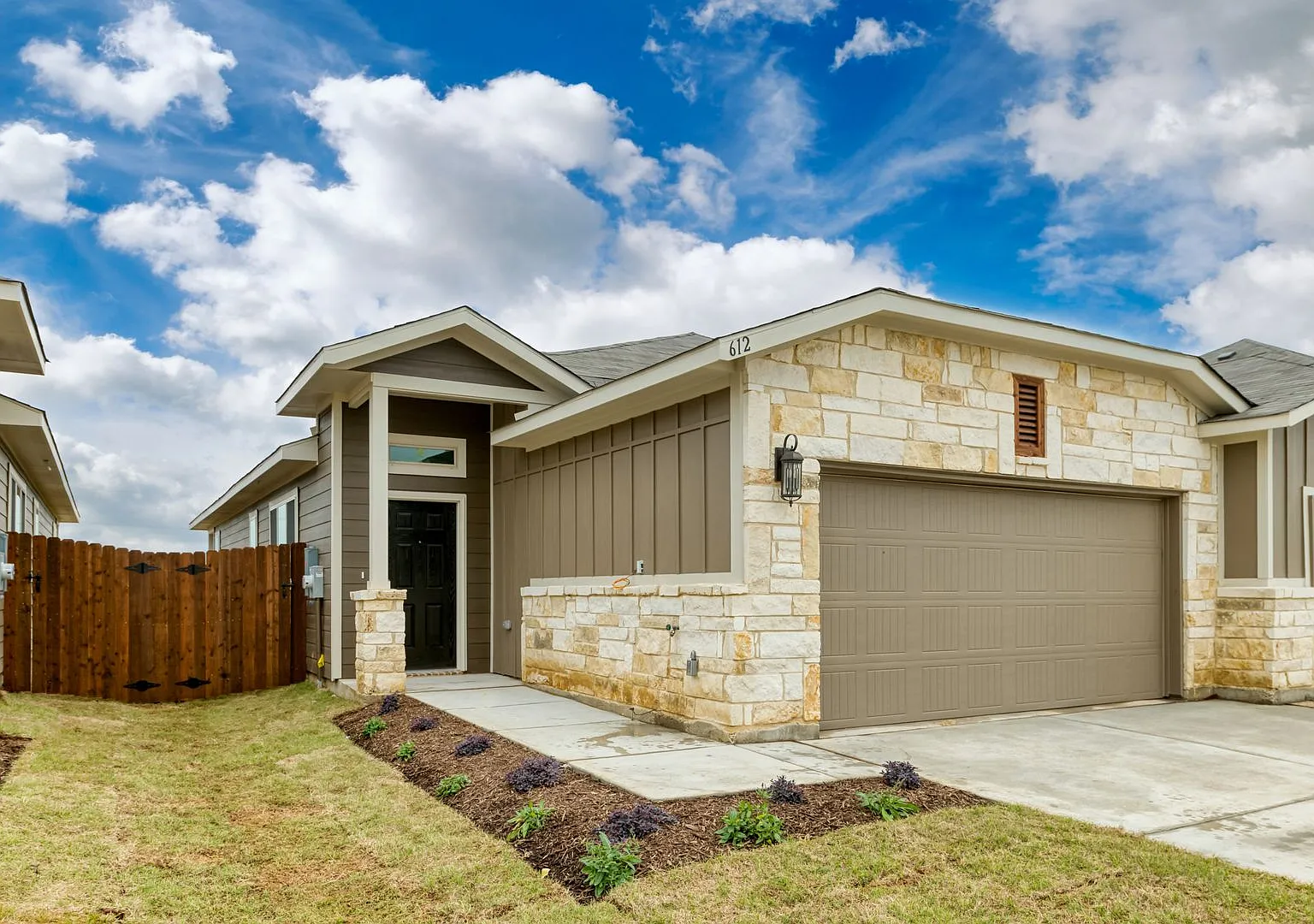 Gorgeous 3 Bedroom Duplex Located In Midlothian Isd! — Photo 1