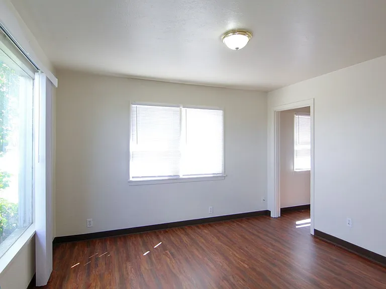911 Parkview Ave — Photo 2