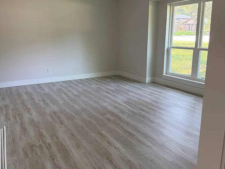 300 Oak Tree Ln — Photo 9