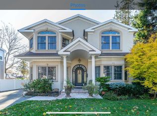 22 Willow St, Roslyn Heights, NY 11577
